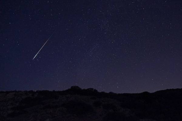 蚂蚁庄园：流星在夜空中划过时会有尾巴这其实是它的